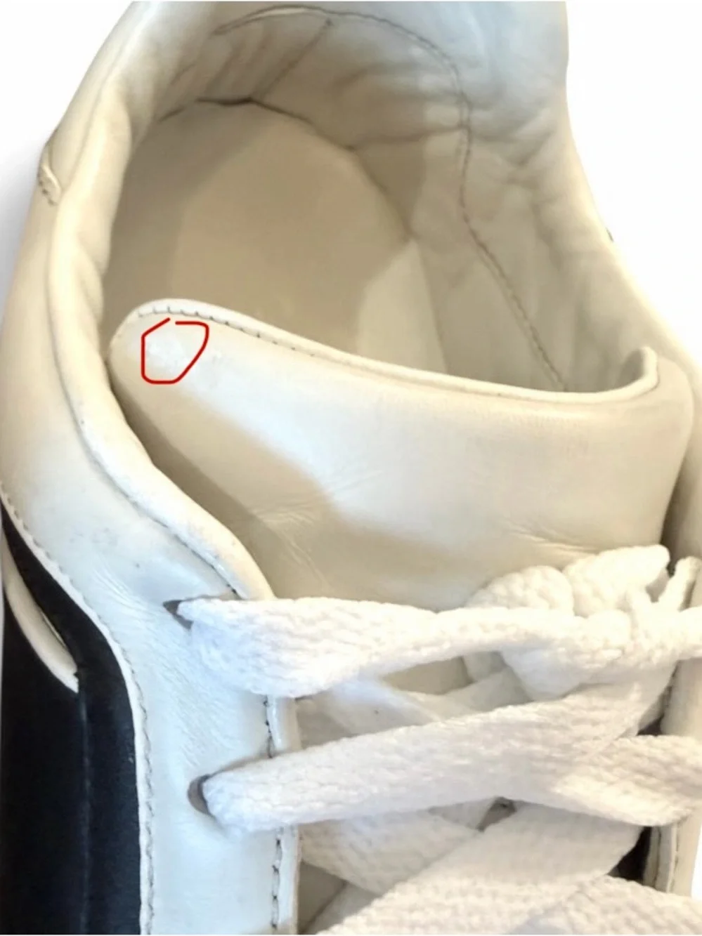 Gucci Men’s Black & White Leather interlocking Logo Runner Sneakers